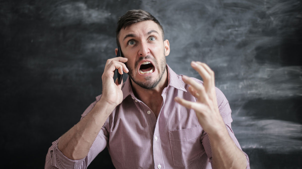 Homme stressé au téléphone